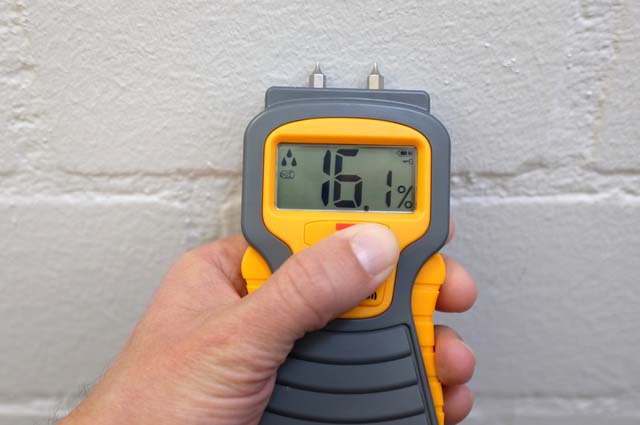 sử dụng máy đo độ ẩm để xác định tiêu chuẩn đạt được khi sơn